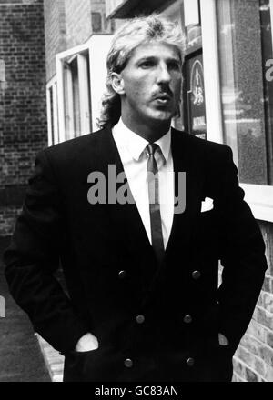 Der englische Allrounder Ian Botham verließ Lord's London heute, nachdem er von einem Disziplinarausschuss des Test and County Cricket Board gerügt wurde. Der 29-Jährige aus Somerset wurde auch gewarnt, dass jede Wiederholung seines Verhaltens während des dritten Tests an der Trent Bridge „schädliche Auswirkungen auf ihn haben könnte“. Stockfoto