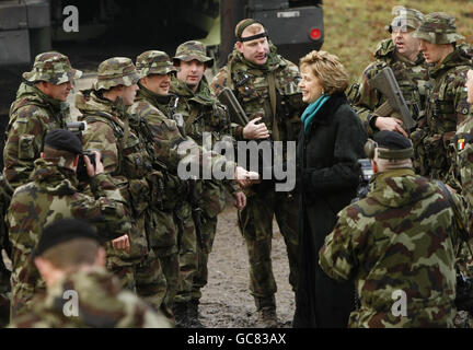 Präsident Mary McAleese Oberbefehlshaber der Streitkräfte besucht Tschad gebundene Truppen des 102 Infanterie-Bataillons in der Glen of Imaal, um zu sehen, wie sie sich während ihrer Mission Readiness Übung vorbereiten. Stockfoto