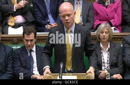 Schattenaußenminister William Hague spricht während der Fragen des Premierministers im Unterhaus in London. Stockfoto