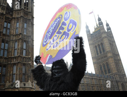 Ein Mann, der als Gorilla gekleidet ist, demonstriert heute vor dem Londoner Unterhaus, um Abgeordnete dazu zu drängen, Cadburys, den Konditor, unabhängig zu halten. Stockfoto