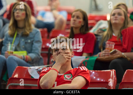 Niedergeschlagen Wales Fußballfans beobachten Wales gegen Portugal im Halbfinale Euro 2016 zu verlieren. Stockfoto