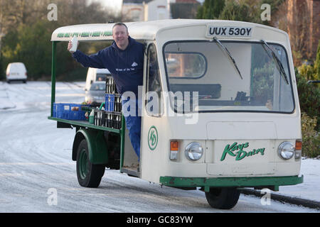 Ian Kay von Kays Daries in Wigan auf seiner Route heute Morgen, nachdem er zum Milchmann des Jahres ernannt wurde. Stockfoto