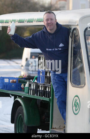 Milchmann des Jahres. Ian Kay von Kays Daries in Wigan auf seiner Route heute Morgen, nachdem er zum Milchmann des Jahres ernannt wurde. Stockfoto