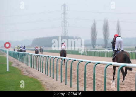 Läufer und Fahrer machen sich auf den Weg nach Hause Zum Start der Buchen Sie Ihre Tickets auf southwell-racecourse.co.uk Handicap Stockfoto