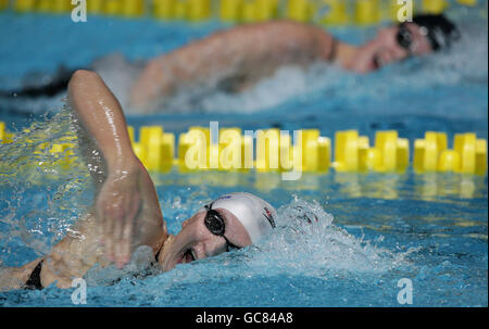 Die britische Rebecca Adlington (links), die die E-Stars vertritt, nimmt während des Duels im Pool im Manchester Aquatic Centre, Manchester, an den 400 m der Frauen Teil. Stockfoto