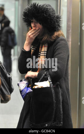 Ein Passagier, der mit dem ersten Eurostar-Zug nach massiven Verspätungen der Eurostar-Verbindungen zum Bahnhof St Pancras in London kam. Stockfoto