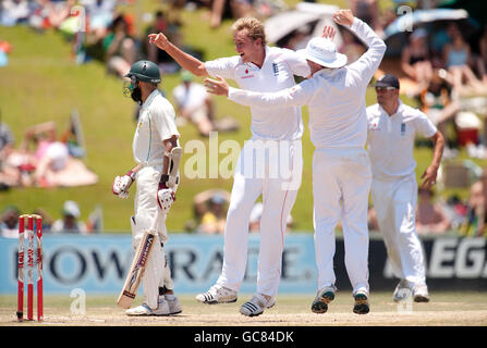 Englands Stuart Broad feiert die Abschwellung Südafrikas Jaques Kallis beim ersten Test im SuperSport Park, Centurion, Südafrika. Stockfoto