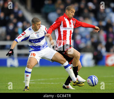 Fußball - Coca-Cola Championship - Queens Park Rangers gegen Sheffield United - Loftus Road. Adel Taarabt von Queens Park Rangers bekämpft James Harper von Sheffield United während des Coca-Cola Championship-Spiels in der Loftus Road, London. Stockfoto