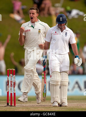 England Kapitän Andrew Strauss wird von Südafrika Morne Morkel während des ersten Tests im SuperSport Park, Centurion, Südafrika entlassen. Stockfoto