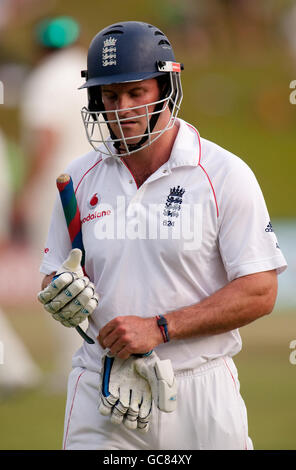 England Kapitän Andrew Strauss wird vom Südafrikaner Morne Morkel während des ersten Tests im SuperSport Park, Centurion, Südafrika entlassen. Stockfoto