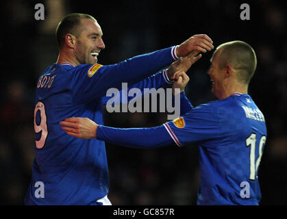 Kris Boyd der Rangers feiert das zweite Tor mit Kenny Miller während des Spiels der Clydesdale Bank Scottish Premier League in Ibrox, Glasgow. Stockfoto