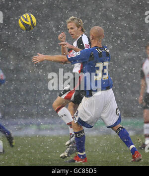 Fußball - Coca-Cola League Two - Rochdale / Shrewsbury Town - Spotland. Rochdales Jason Taylor und Shrewsburys Craig Disley kämpfen während des Coca-Cola League Two Spiels in Spotland, Rochdale, durch den Schnee. Stockfoto