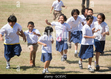 Schule Kinder beim Elephant Round-Up Festival in der Stadt Surin im Nordosten von Thailand in Südostasien. Stockfoto