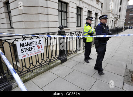 Polizeiaktivitäten vor einem Herrenhaus in der Mansfield Road, in der Nähe der Oxford Street, wo Umar Farouk Abdulmutallab, ein Mann mit mutmaßlichen Verbindungen zu al Qaida, der versuchte, ein transatlantisches Flugzeug in die Luft zu sprengen, gelebt hatte. Stockfoto