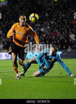 Craig Fagan von Hull City kommt beim Spiel der Barclays Premier League im KC Stadium, Hull, am Manchester United-Torwart Tomasz Kuszczak (rechts) vorbei. Stockfoto