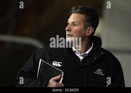 Der Cheftrainer der Glasgow Warriors Sean Lineen beobachtet, wie sein Team Edinburgh 25-12 während des Spiels der Magners League in der Firhill Arena in Glasgow besiegt. Stockfoto