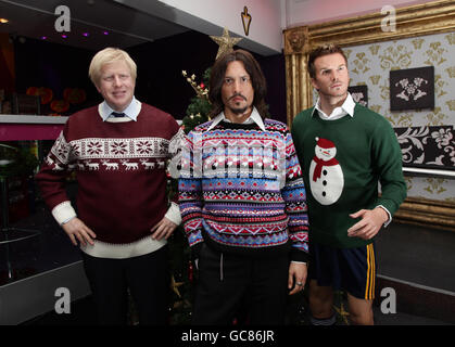 21/12/2009 Madame Tussauds berühmte Statuen (von links nach rechts) Boris Johnson, Johnny Depp und David Beckham, gekleidet in festliche Springer. Stockfoto