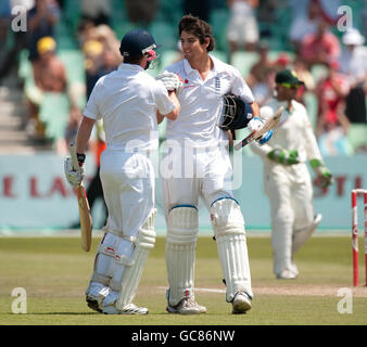 Englands Alastair Cook feiert das Erreichen seines Jahrhunderts mit seinem Teamkollegen Paul Collingwood (links) beim zweiten Test in Kingsmead, Durban, Südafrika. Stockfoto