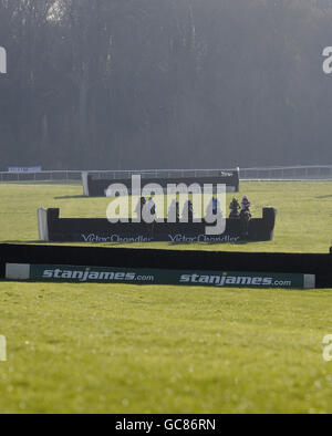 Läufer und Fahrer nehmen einen Zaun in der hinteren gerade in der coral.co.uk Hadicap Kirchturm Chase während der Coral Welsh National auf Chepstow Racecourse, Gwent, Wales. Stockfoto