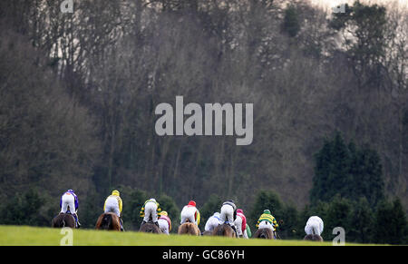 Die Läufer fallen von der Tribüne ab, um während der Coral Welsh National auf der Chepstow Racecourse, Gwent, Wales, einen weiteren Kurs in der Hadicap-Hürde coral.co.uk zu starten. Stockfoto