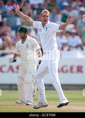 Englands Stuart Broad feiert den Entlassen Südafrikas Mark Boucher beim dritten Test in Newlands, Kapstadt, Südafrika. Stockfoto
