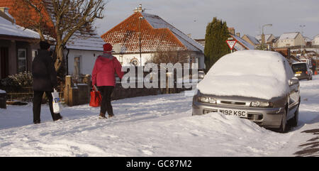 Die Menschen trotzen den Schneebedingungen in Edinburgh, nachdem 9 cm Schnee auf dem Boden aufgezeichnet wurde. Stockfoto