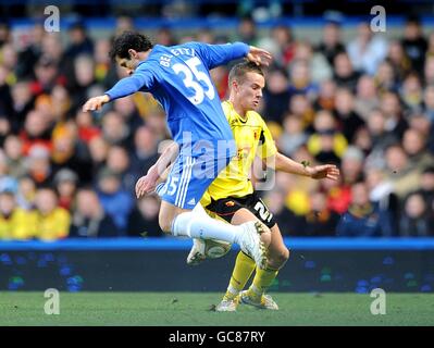 Fußball - FA Cup - Dritte Runde - Chelsea / Watford - Stamford Bridge. Chelseas Juliano Belletti (links) und Watfords Tom Cleverley kämpfen um den Ball Stockfoto