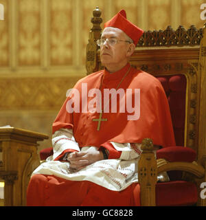 Kardinal Sean Brady, katholischer Primas aus ganz Irland, während eines Gottesdienstes für Kardinal Cathal Daly in der St. Patricks Cathedral in Armagh, wo er vor seiner Trauermesse am Dienstag im Staat liegen wird. Stockfoto