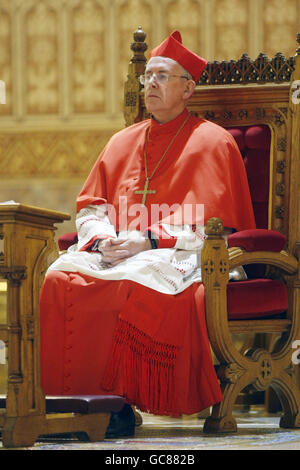 Kardinal Sean Brady, katholischer Primas aus ganz Irland, während eines Gottesdienstes für Kardinal Cathal Daly in der St. Patricks Cathedral in Armagh, wo er vor seiner Trauermesse am Dienstag im Staat liegen wird. Stockfoto