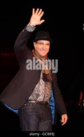 Vinnie Jones kommt an, um das Haus in der Startagabend von Celebrity Big Brother in den Elstree Studios, Borehamwood zu betreten. Stockfoto