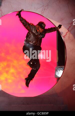 Sisqo kommt an, um das Haus in der Startagabend von Celebrity Big Brother in den Elstree Studios, Borehamwood, zu betreten. Stockfoto