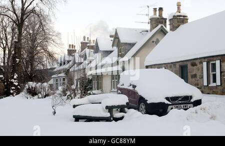 Allgemeine Ansicht zeigt verschneite Bedingungen in Braemar, Schottland, als Schnee und Eis weiterhin Chaos in ganz Großbritannien verursachen. Stockfoto