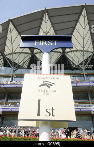 Pferderennen - Dubai Duty Free Shergar Cup Day - Ascot Racecourse. Eine allgemeine Ansicht des 1. Platzes im Siegergehege auf der Rennbahn Ascot Stockfoto