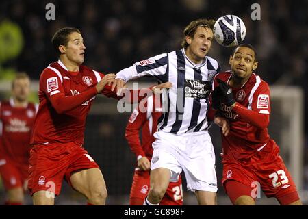 Chris Cohen (links) und Dexter Blackstock (rechts) von Nottingham Forest kämpfen Für den Ball mit West Bromwich Albions Jonas Olsson (Mitte) Stockfoto