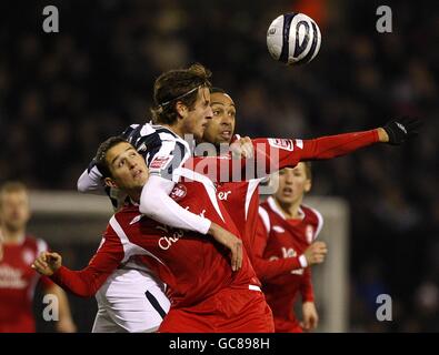 Chris Cohen (links) und Dexter Blackstock (rechts) von Nottingham Forest kämpfen Für den Ball mit West Bromwich Albions Jonas Olsson (Mitte) Stockfoto