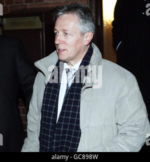 Nordirland der erste Minister Peter Robinson verlässt seinen Parteihauptsitz in East Belfast. Stockfoto