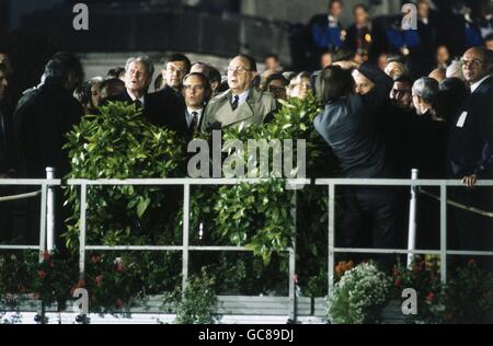 Geographie / Reisen, Deutschland, Deutsche Wiedervereinigung, Politiker auf der Bühne, während der Zeremonie der Deutschen Einheit, außerhalb des Reichstags, Berlin, 2.10.1990, Zusatzrechte-Clearences-nicht vorhanden Stockfoto