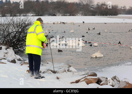 Ein allgemeiner Blick auf die Szene im Watermead Country Park in Thurmaston, Leicester, wo gestern Nacht zwei Brüder starben, nachdem sie durch einen gefrorenen See gefallen waren. Stockfoto