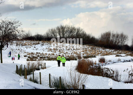 Polizei am Tatort im Watermead Country Park in Thurmaston, Leicester, wo gestern Nacht zwei Brüder starben, nachdem sie durch einen gefrorenen See gefallen waren. Stockfoto