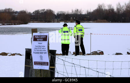 Polizei am Tatort im Watermead Country Park in Thurmaston, Leicester, wo gestern Nacht zwei Brüder starben, nachdem sie durch einen gefrorenen See gefallen waren. Stockfoto