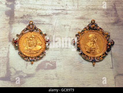 Bildende Kunst, Medaillen, "Gnadenpfennige", Links: Maria Anna, Kurfürstin Consort von Bayern (1610-1665), von Paul Zeggin (1602-1666), Gold, Gusseisen, Emaille, 6,3 cm x 5,6 cm, München 1654, rechts: Maximilian II Emanuel, Kurfürst von Bayern (1662-1726) von Philipp H Stockfoto