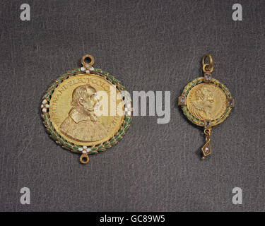 Bildende Kunst, Medaillen, "Gnadenpfennige", Links: Ferdinand von Bayern (1577-1650), Kurfürst Erzbischof von Köln, Gold, Emaille, 4,9 cm x 4,0 cm, Deutschland, 1612, rechts: Albert VI von Bayern - Leuchtenberg (1584-1666), von Alessandro Abondio (1570-1648 Stockfoto