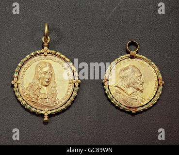 Bildende Kunst, Medaillen, "Gnadenpfennige", Links: Ferdinand Maria, Kurfürst von Bayern (1636-1679), von Paul Zeggin (1602-1666), Gold, Guss, Durchmesser 3,6 cm, rechts: Maximilian i., Kurfürst von Bayern (1573-1665), von Alessandro Abondio (1570-1648), Gold, Gusseisen Stockfoto