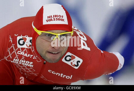 Der polnische Konrad Niedzwiedzki tritt beim 500-Meter-Lauf der Männer bei den European All-Round Speed Skating Championships in der Eislaufarena Viking Ship in Hamar, Norwegen, an. Stockfoto