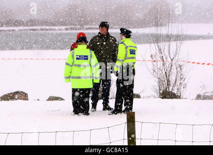 Polizei am Tatort im Watermead Country Park in Thurmaston, Leicester, wo gestern Nacht zwei Brüder starben, nachdem sie durch einen gefrorenen See gefallen waren. Stockfoto