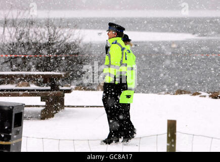 Polizei am Tatort im Watermead Country Park in Thurmaston, Leicester, wo gestern Nacht zwei Brüder starben, nachdem sie durch einen gefrorenen See gefallen waren. Stockfoto