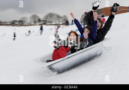 Schlittenfahrer nutzen eine alte Badewanne, um in Whitley Bay in North Tyneside zu Schlitten zu fahren, da die Temperaturen in ganz Großbritannien weiter fielen. Stockfoto