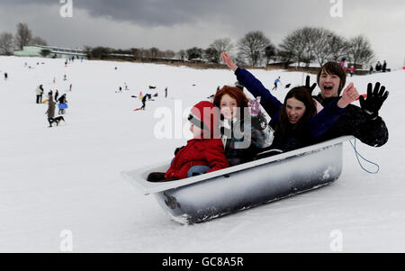 Schlittenfahrer nutzen eine alte Badewanne, um in Whitley Bay in North Tyneside zu Schlitten zu fahren, da die Temperaturen in ganz Großbritannien weiter fielen. Stockfoto