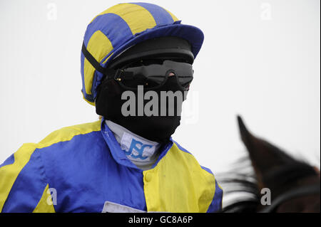 Pferderennen - Rennbahn Lingfield. Jockey Hayley Turner trägt Gesichtsschutz auf der Rennbahn Lingfield. Stockfoto