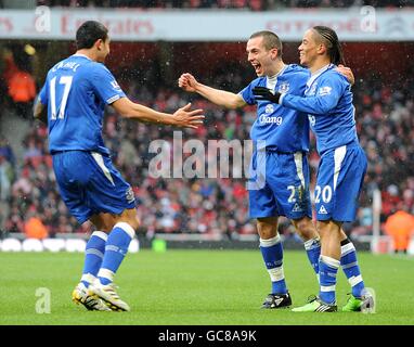 Evertons Leon Osman (Mitte) feiert mit seinen Teamkollegen Tim Cahill (links) und Steven Pienaar (rechts), nachdem Sie in den vorgegangen sind Erstes Tor Stockfoto